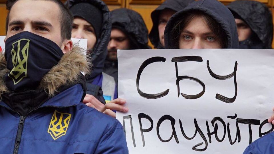 Организаторы акции потребовали объяснить, на каком основании Медведчук совершает прямые перелеты в Россию, запрещенные Госавиаслужбой с октября 2015 года