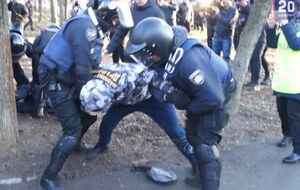 Силовики задержали трех протестующих