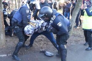 Силовики затримали трьох протестувальників