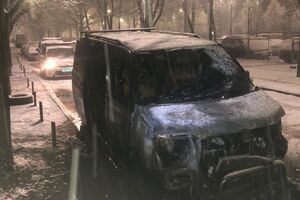 В авто бросили бутылку с зажигательной смесью