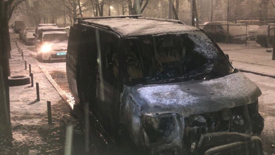 В авто кинули пляшку із запалювальною сумішшю