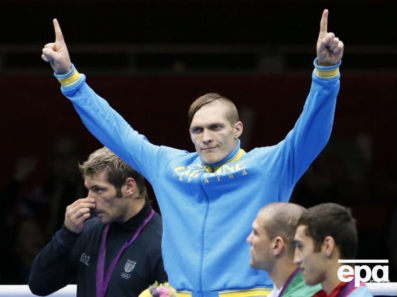 Усик является чемпионом мира по версиям WBC, WBO, IBF