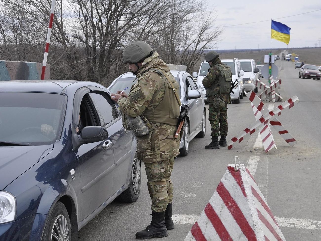 Грузовики МККК проследовали через КПВВ "Новотроицкое"