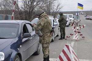 Вантажівки МКЧХ пройшли через КПВВ "Новотроїцьке"