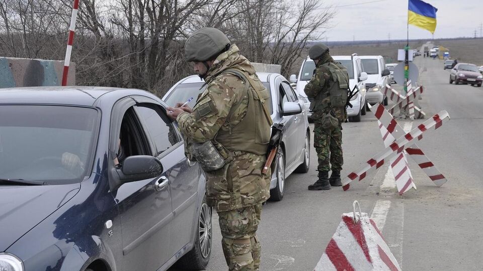 Грузовики МККК проследовали через КПВВ "Новотроицкое"