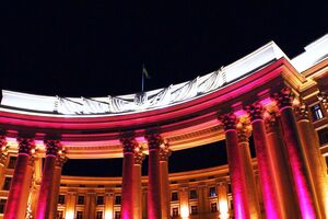 Украинские дипломаты проводят встречи и вручают ноты