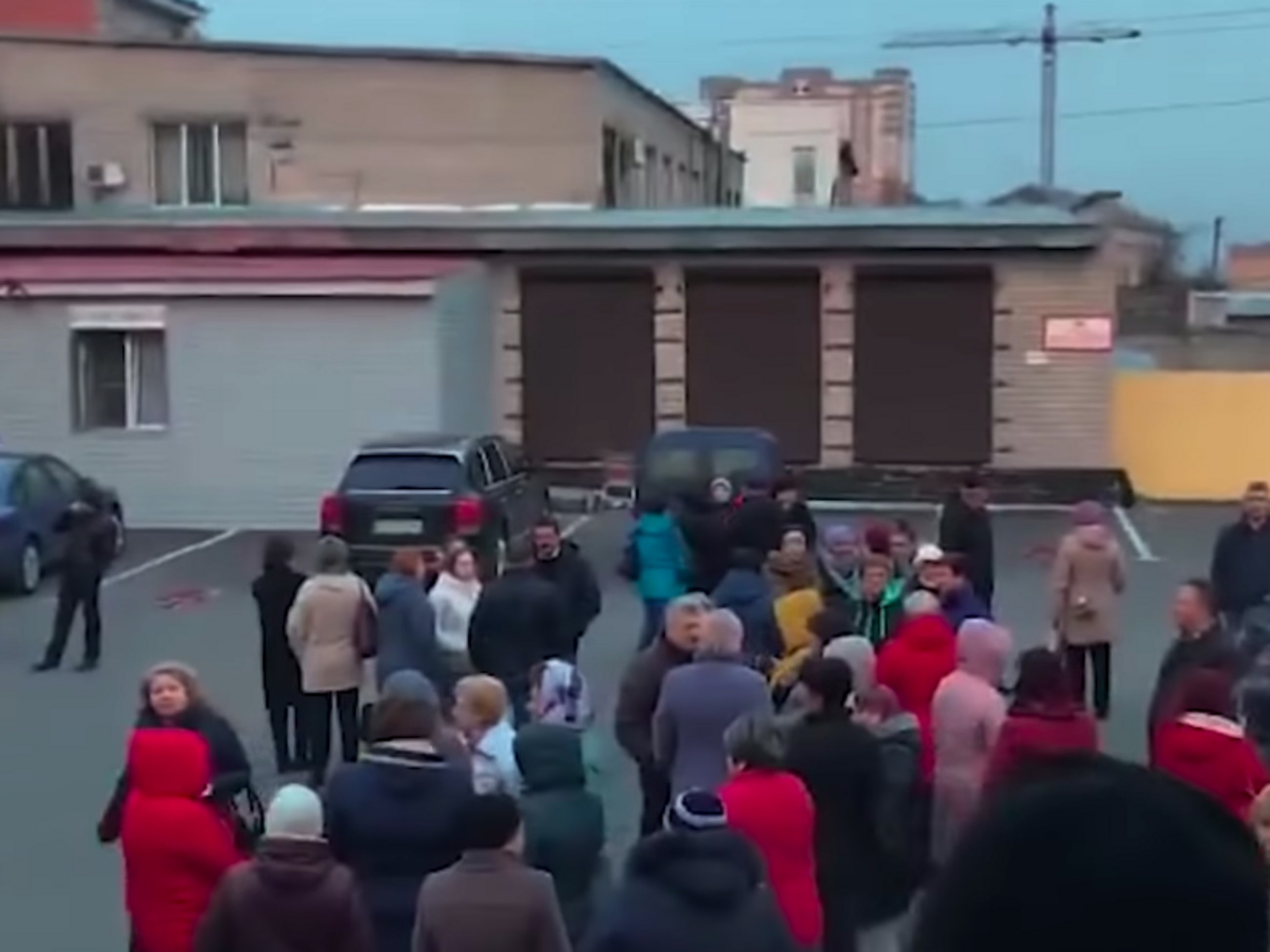 В "Нацкорпусе" заявили, что в штабе Порошенко в Борисполе обнаружили очередь за деньгами