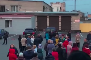 В "Нацкорпусе" заявили, что в штабе Порошенко в Борисполе обнаружили очередь за деньгами