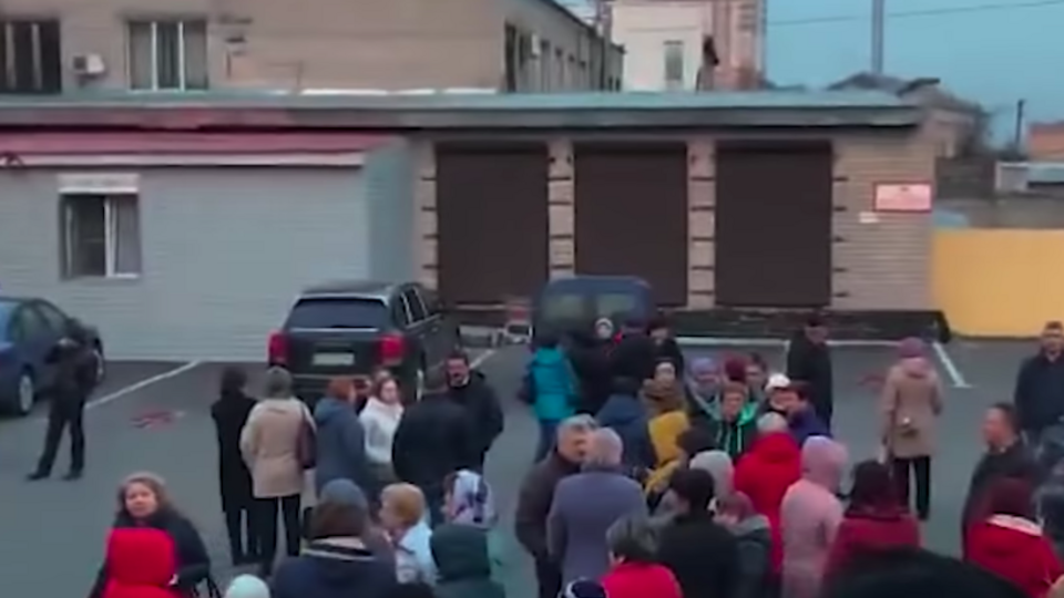 В "Нацкорпусе" заявили, что в штабе Порошенко в Борисполе обнаружили очередь за деньгами