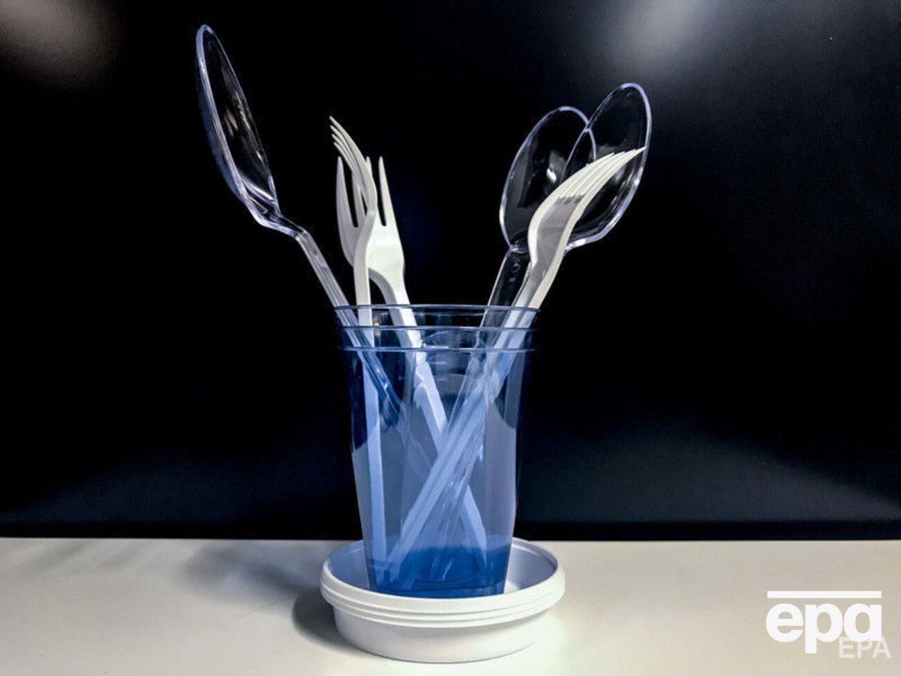 В ЕС запретят одноразовую пластиковую посуду