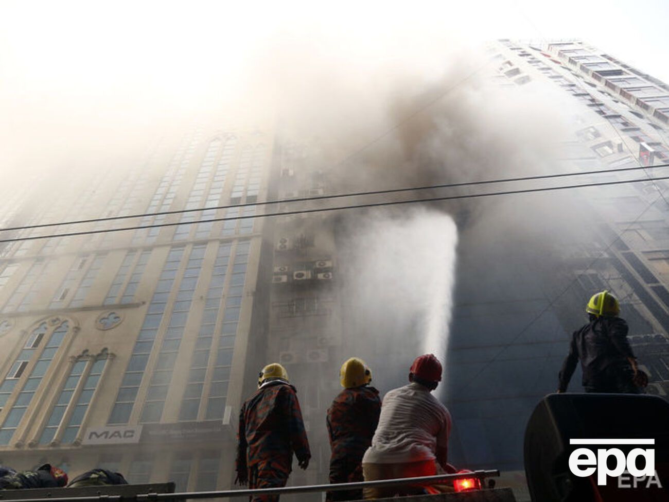 В Дакке горит высотное здание