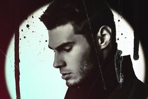 Lomakin: Есть момент, когда я остаюсь наедине с собой --- время, когда я пишу песни. И есть моменты близкого контакта двух людей