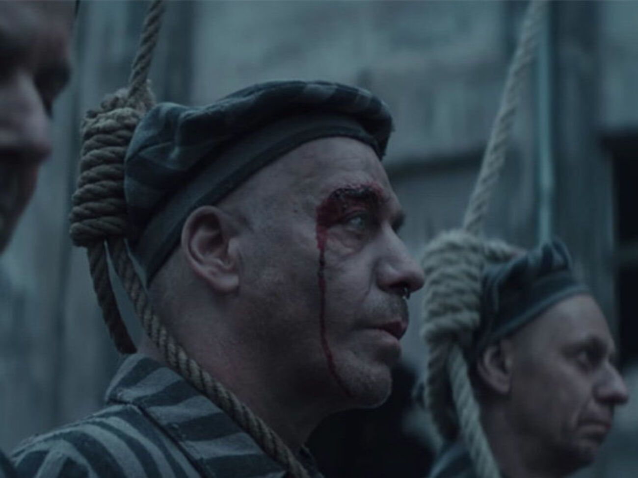 Участники группы предстали в образах пленных концлагеря