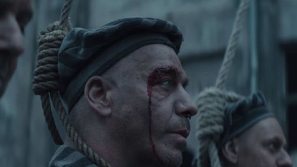 Участники группы предстали в образах пленных концлагеря