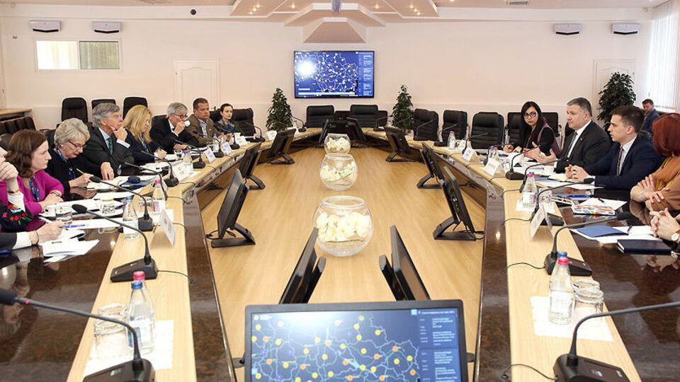 Аваков зустрівся з міжнародними спостерігачами на виборах президента