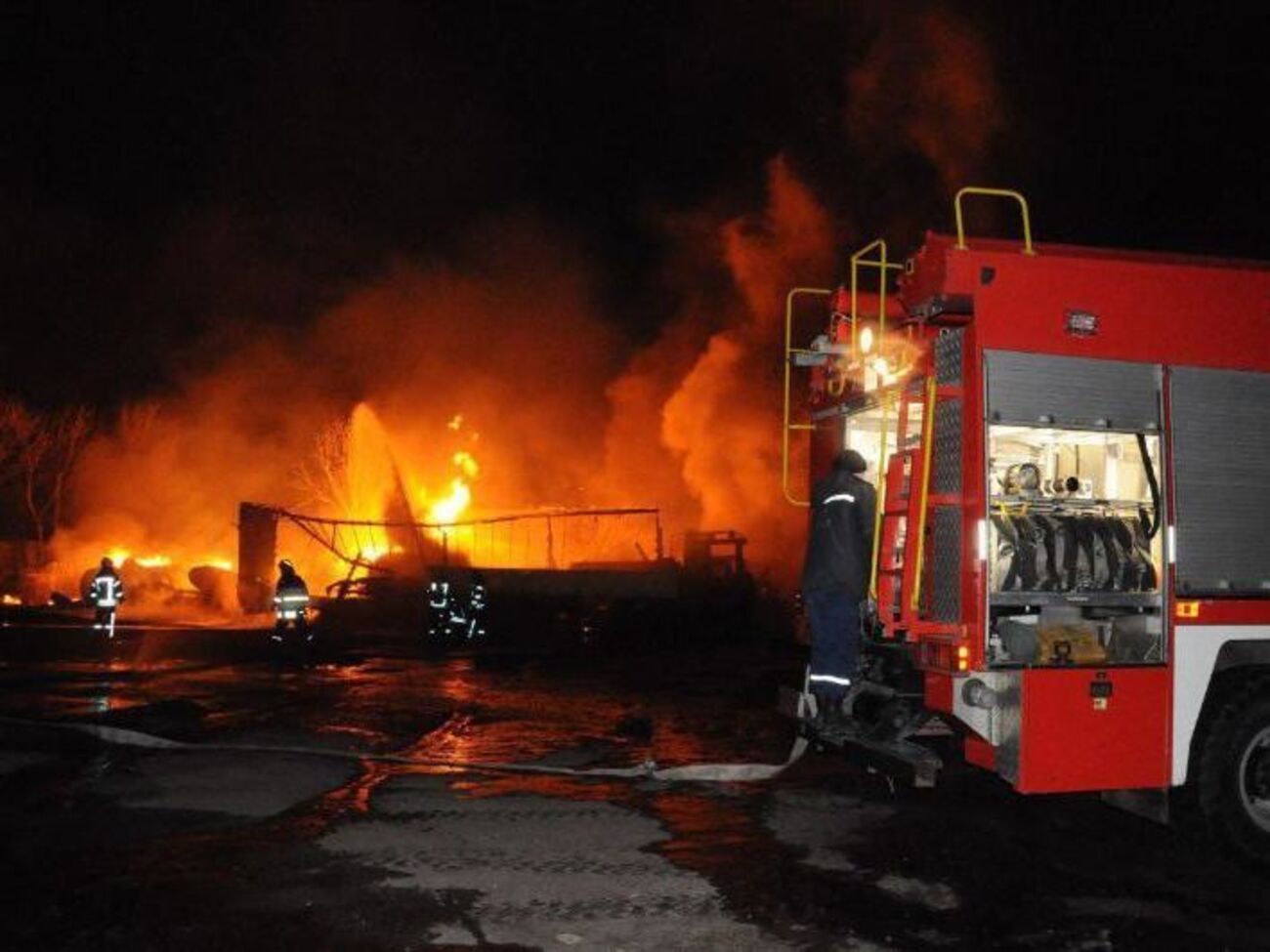 В результате пожара на автостоянке в Кропивницком&nbsp;пострадали четыре человека