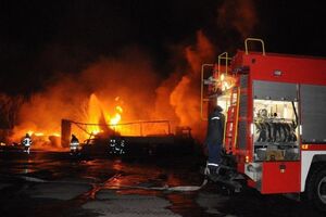 В результате пожара на автостоянке в Кропивницком пострадали четыре человека