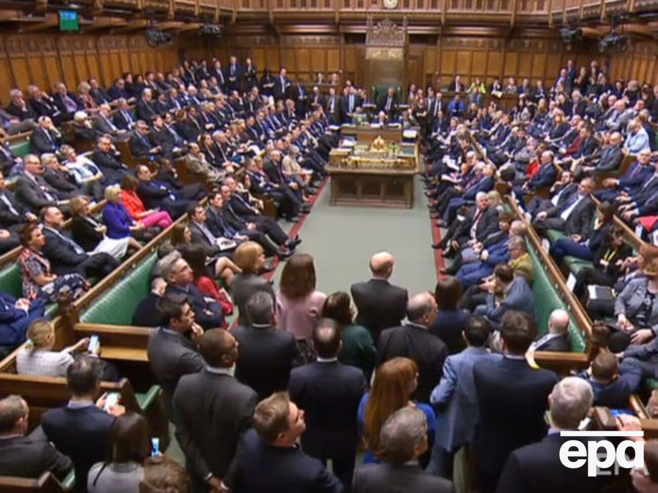 Большинство консерваторов поддержало инициативу правительства, лейбористы и ряд менее значительных политических сил выступили против