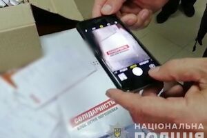 На фотографіях, опублікованих поліцією, видно символіку партії "Блок Петра Порошенка "Солідарність"