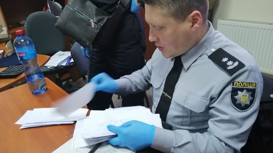 29 березня Нацполіція повідомила, що в Черкасах було виявлено чергу з людей, які отримували гроші нібито за голос на користь "кандидата П."