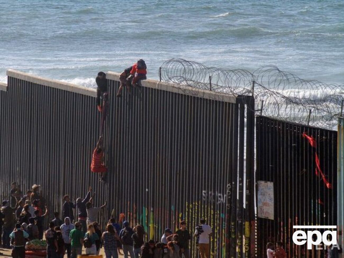 Трамп хочет построить на границе стену