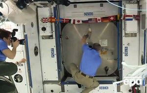 Астронавти розкрили шлюзовий відсік і дісталися до космічного корабля