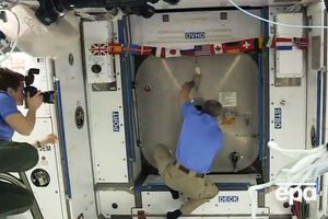 Астронавти розкрили шлюзовий відсік і дісталися до космічного корабля