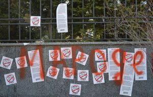 "Гладковские – люди экономные. С прошлого раза окна не вставляли". Дом сына первого замсекретаря СНБО забросали петардами. Фоторепортаж