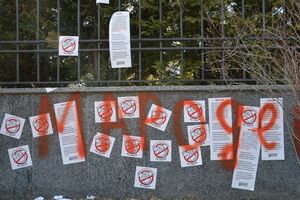 "Гладковські – люди ощадливі. Із минулого разу вікон не вставляли". Будинок сина першого заступника секретаря РНБО закидали петардами. Фоторепортаж