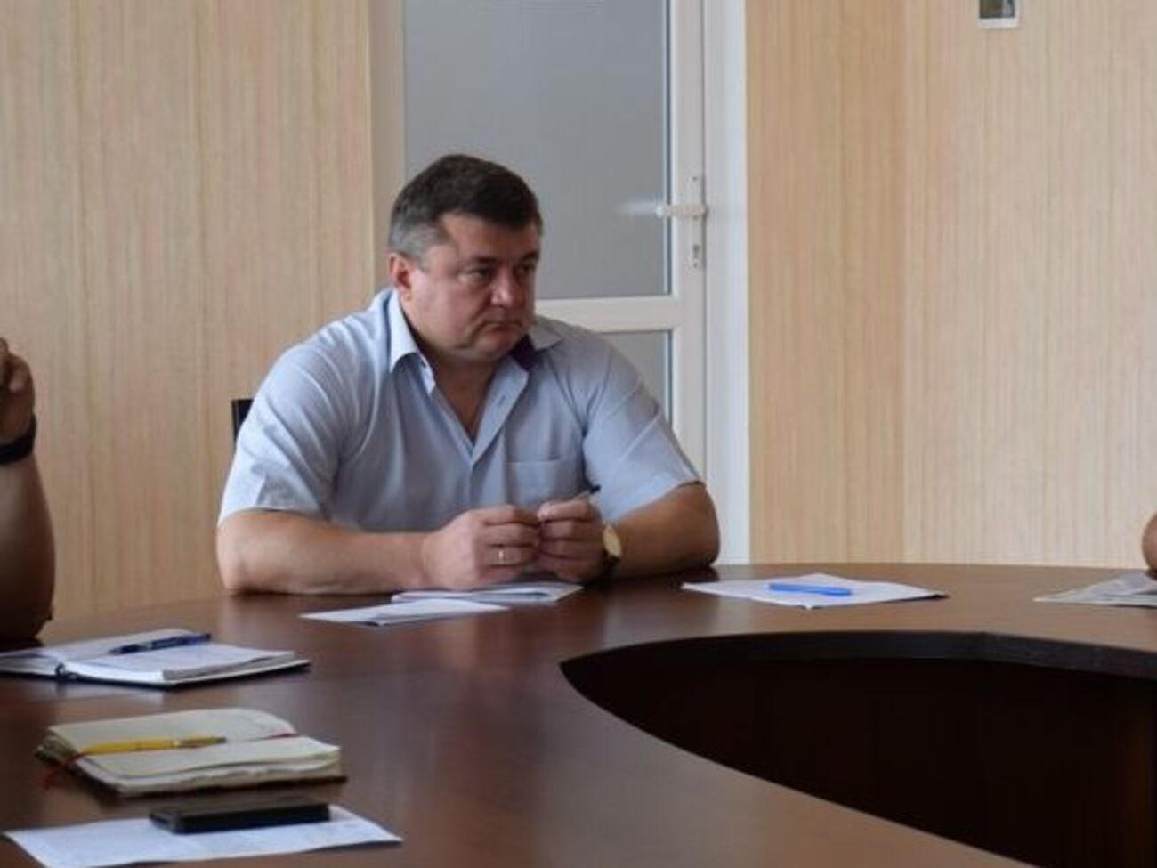 Омельчук на мітингу тримав плакат із написом: "Мер з посіпаками утискає права громади"