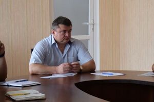 Омельчук на мітингу тримав плакат із написом: "Мер з посіпаками утискає права громади"