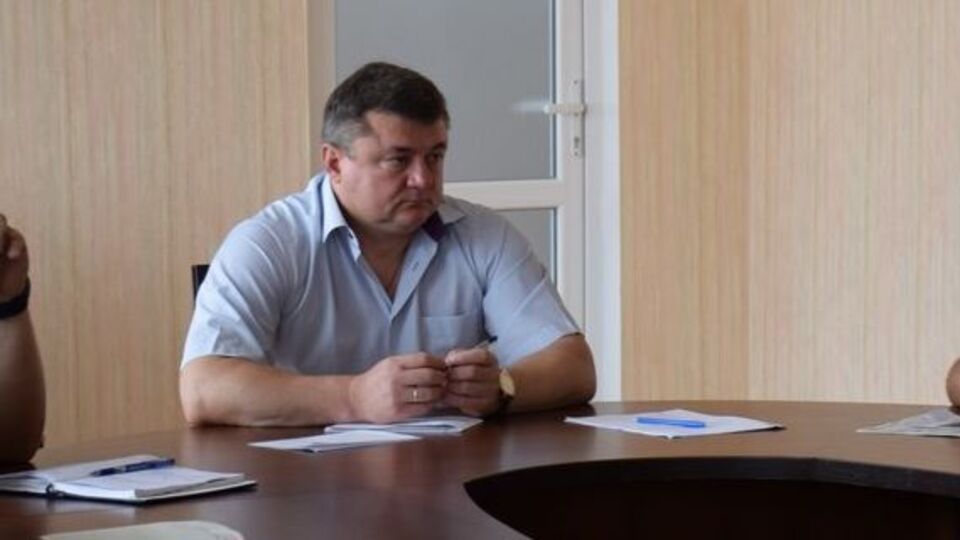 Омельчук на митинге держал плакат с надписью "Мэр с приспешниками ущемляют права общины"