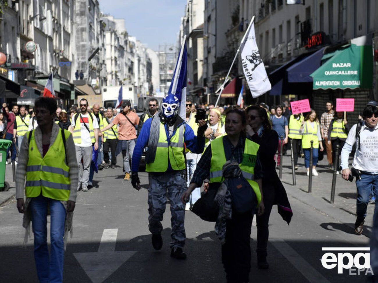На демонстрацию в Париже вышло 1800 демонстрантов