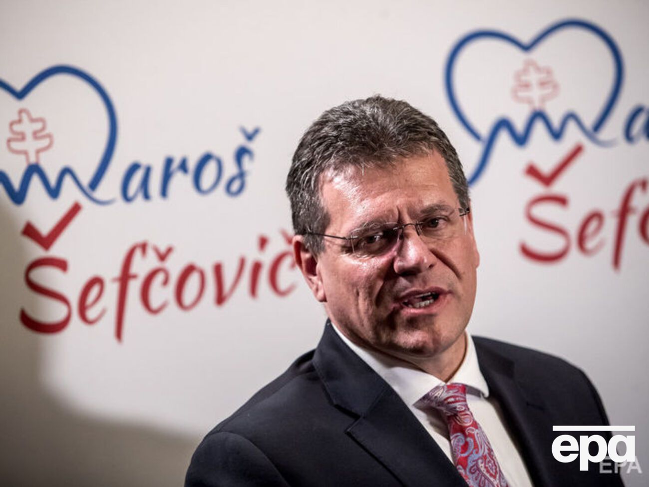 Шефчович сообщил, что посылает конкурентке цветы