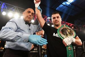 В декабре 2018 года Гвоздик провел свой первый титульный бой в карьере