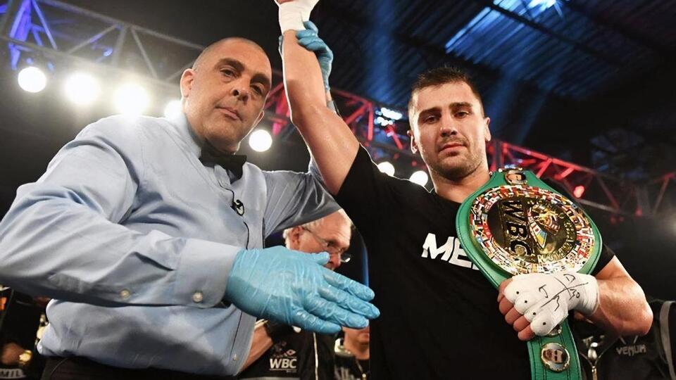 У грудні 2018 року Гвоздик провів свій перший титульний бій у кар'єрі