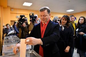 Ляшко показав бюлетень журналістам після виходу з кабінки для голосування