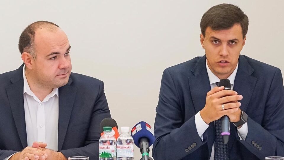 Глава организации Виталий Нестор и руководитель юридического департамента Юрий Власенко сообщили, что изучают ситуацию с фальсификациями в столице
