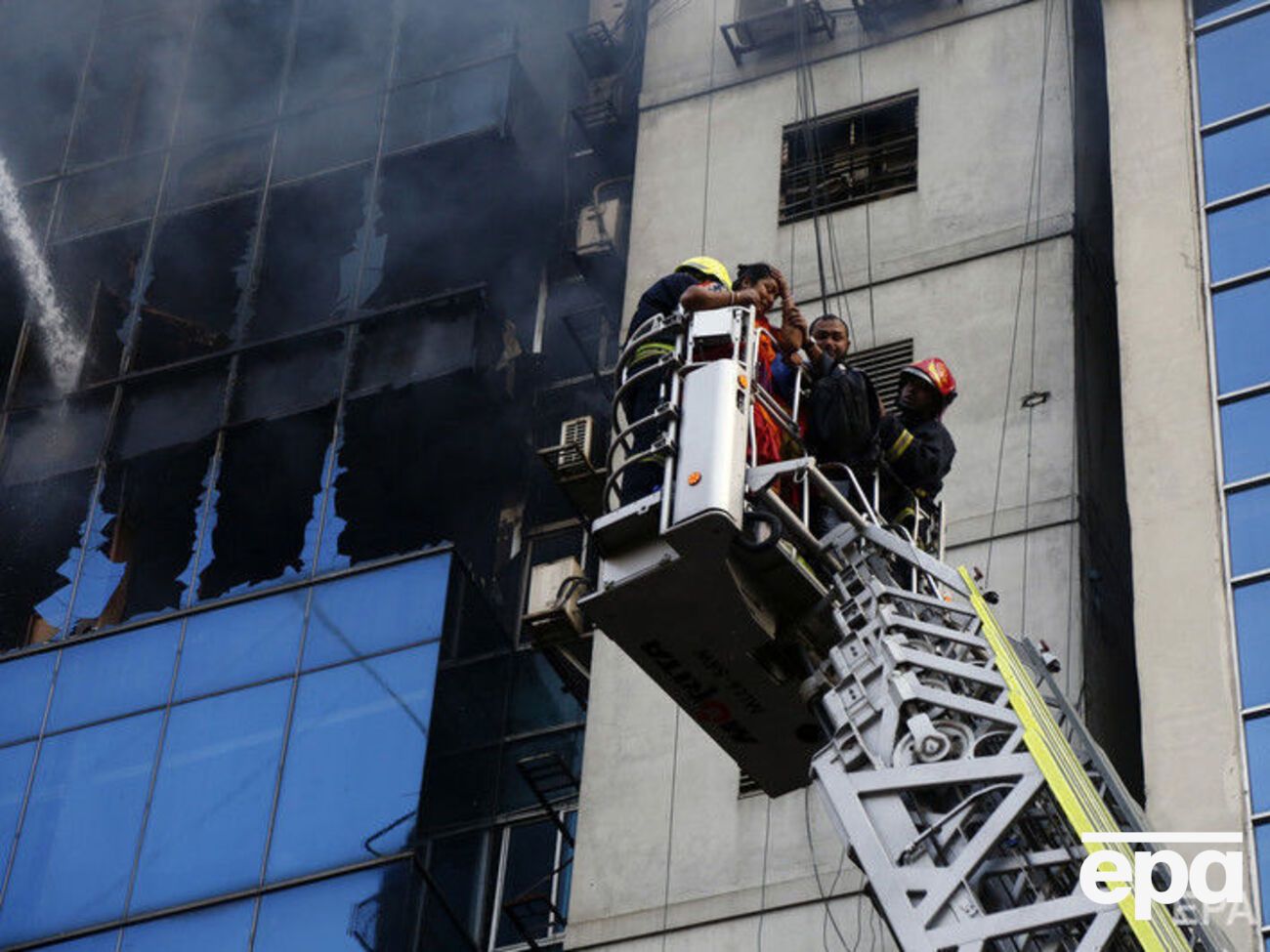 Жертвами пожара в офисном центре в столице Бангладеш стали 26 человек