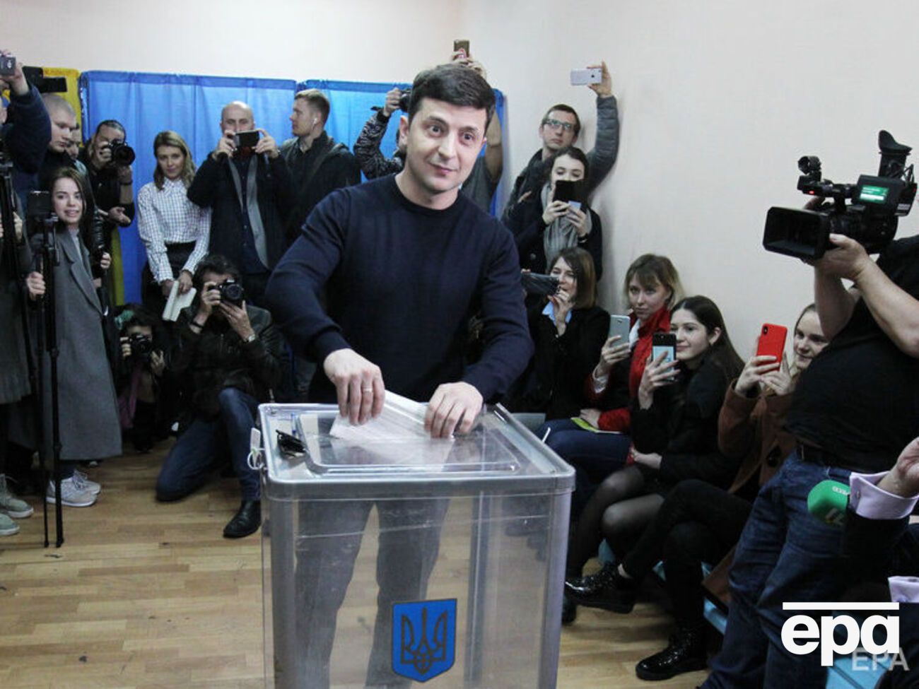 Зеленский голосовал в присутствии журналистов