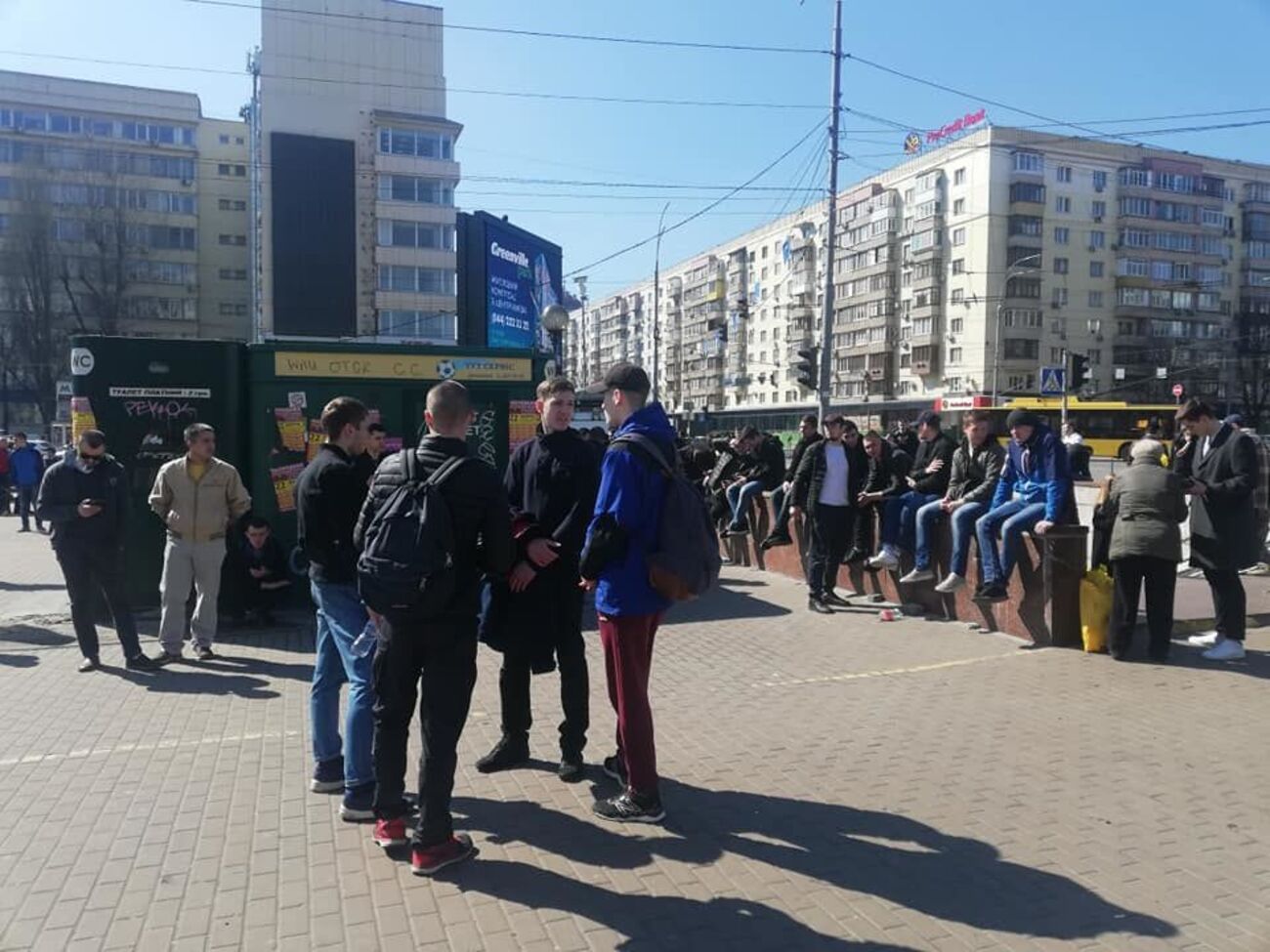 Чоловіки перебувають біля виходу з метро й уздовж самої будівлі ЦВК