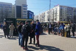 Чоловіки перебувають біля виходу з метро й уздовж самої будівлі ЦВК