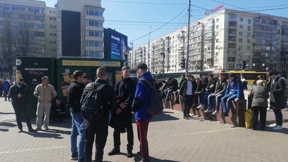 Чоловіки перебувають біля виходу з метро й уздовж самої будівлі ЦВК