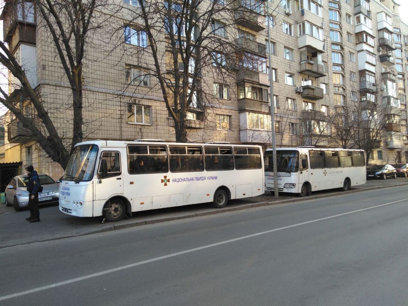 Біля ЦВК стоїть кілька автобусів із бійцями Національної гвардії України