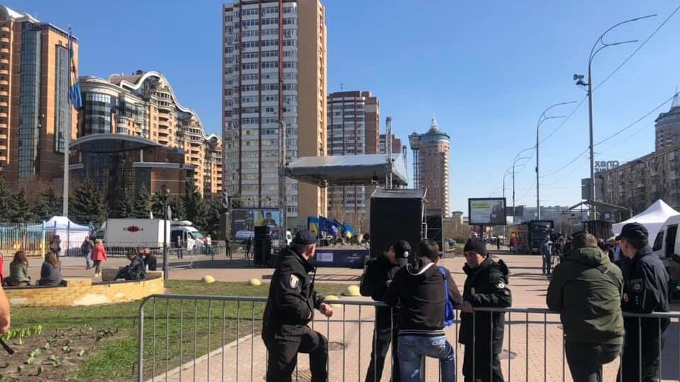 Ситуація біля будівлі ЦВК спокійна