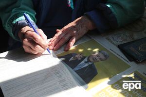 За результатами опитувань, Порошенко проходить у другий тур із другого місця