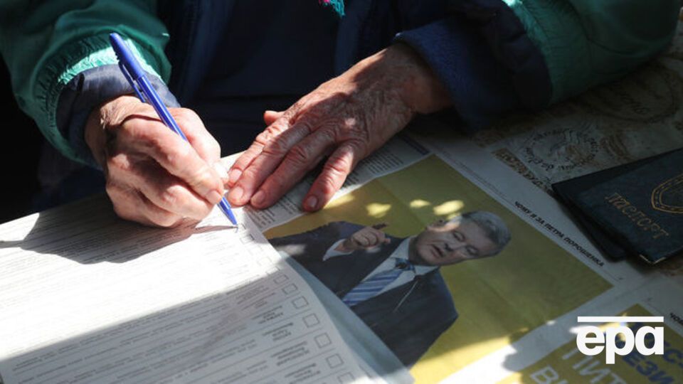 За результатами опитувань, Порошенко проходить у другий тур із другого місця