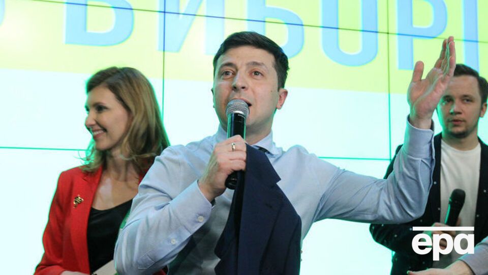 По данным экзит-поллов, Зеленский выходит во второй тур президентских выборов