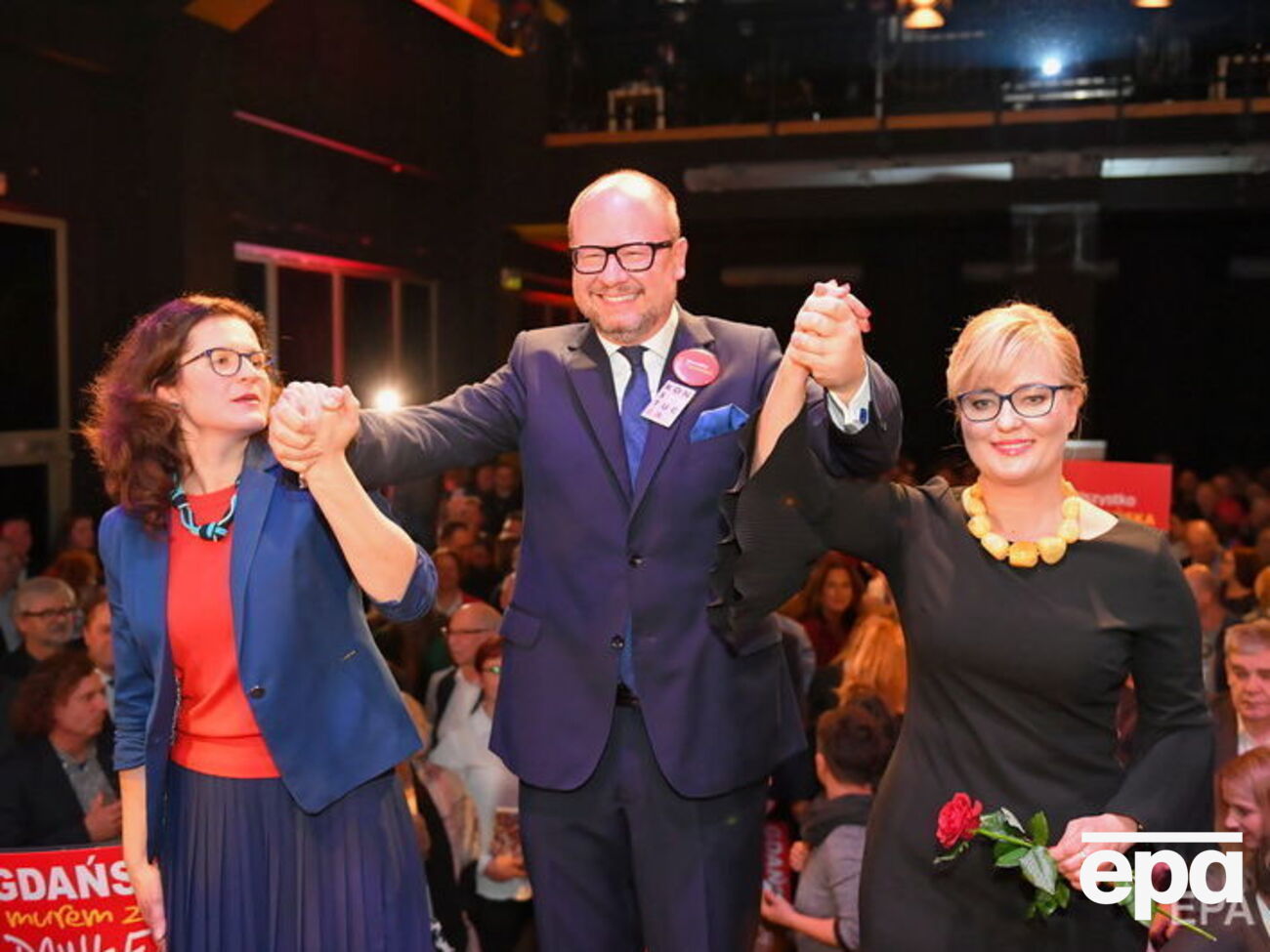 Дулькевич (слева) была заместителем погибшего Адамовича (в центре)