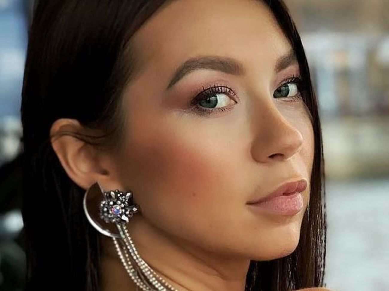 Логунова: Річ у тім, що в Білорусі на той момент, коли я навчалася в 11-му класі, був трабл із фотографами, то ракурс не той, то світло не виставлять. Справа не в мені, звісно